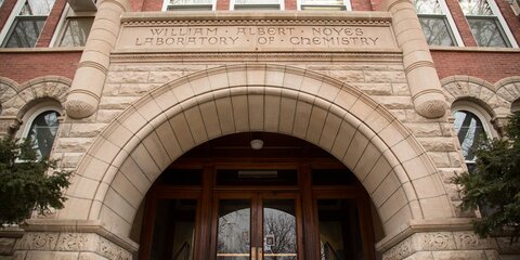 Image of the front of Noyes Labortory of Chemistry